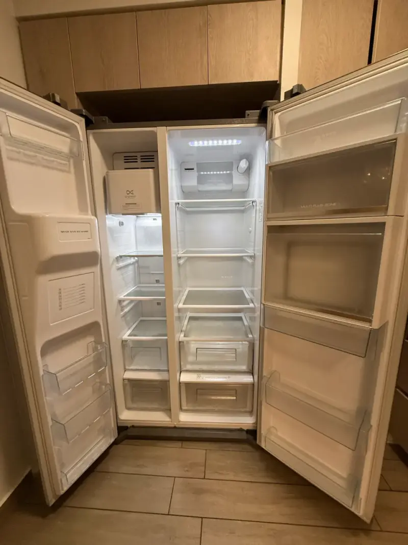 Refrigerador Daewoo con dispensador de agua y hielo - 6
