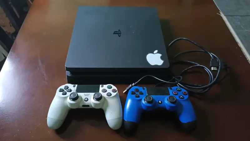 Consola PlayStation 4 slim con dos controles - 1