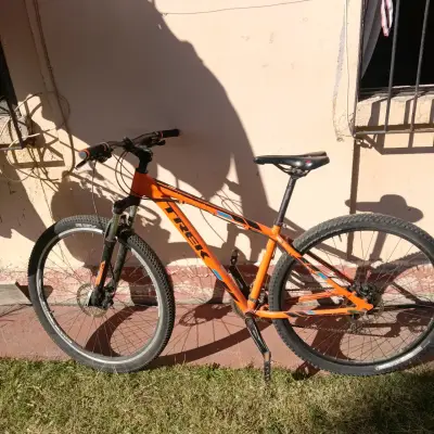 Bicicleta Trek MTB Naranja y Negra - miniatura 1