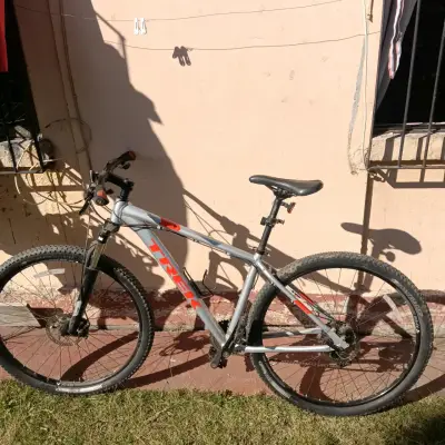 Bicicleta Trek MTB Naranja y Negra - miniatura 2