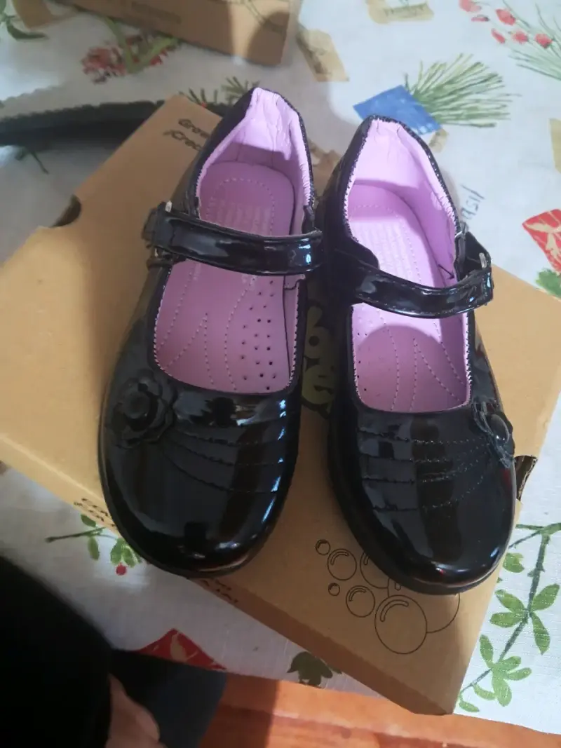 Zapatos de charol negros para niña con detalle floral - 1