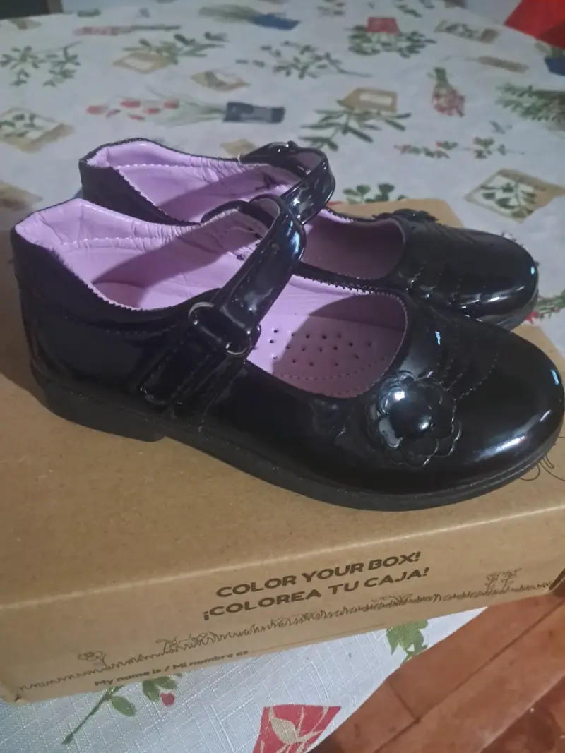 Zapatos de charol negros para niña con detalle floral - 2
