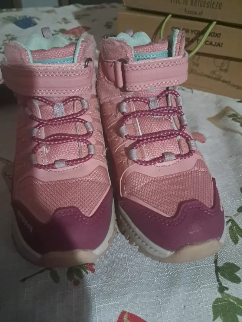Zapatos de charol negros para niña con detalle floral - 4