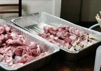 Anticuchos de cerdo listos para asar - miniatura 1