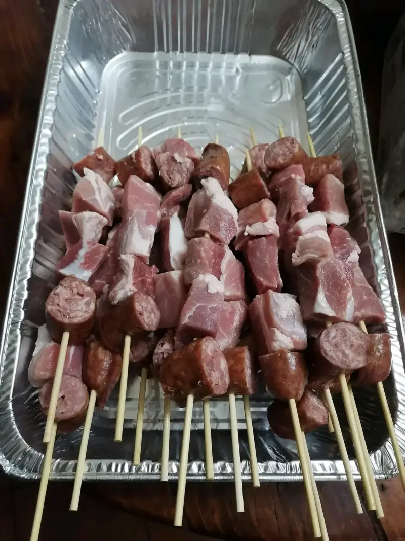 Anticuchos de cerdo listos para asar - 2