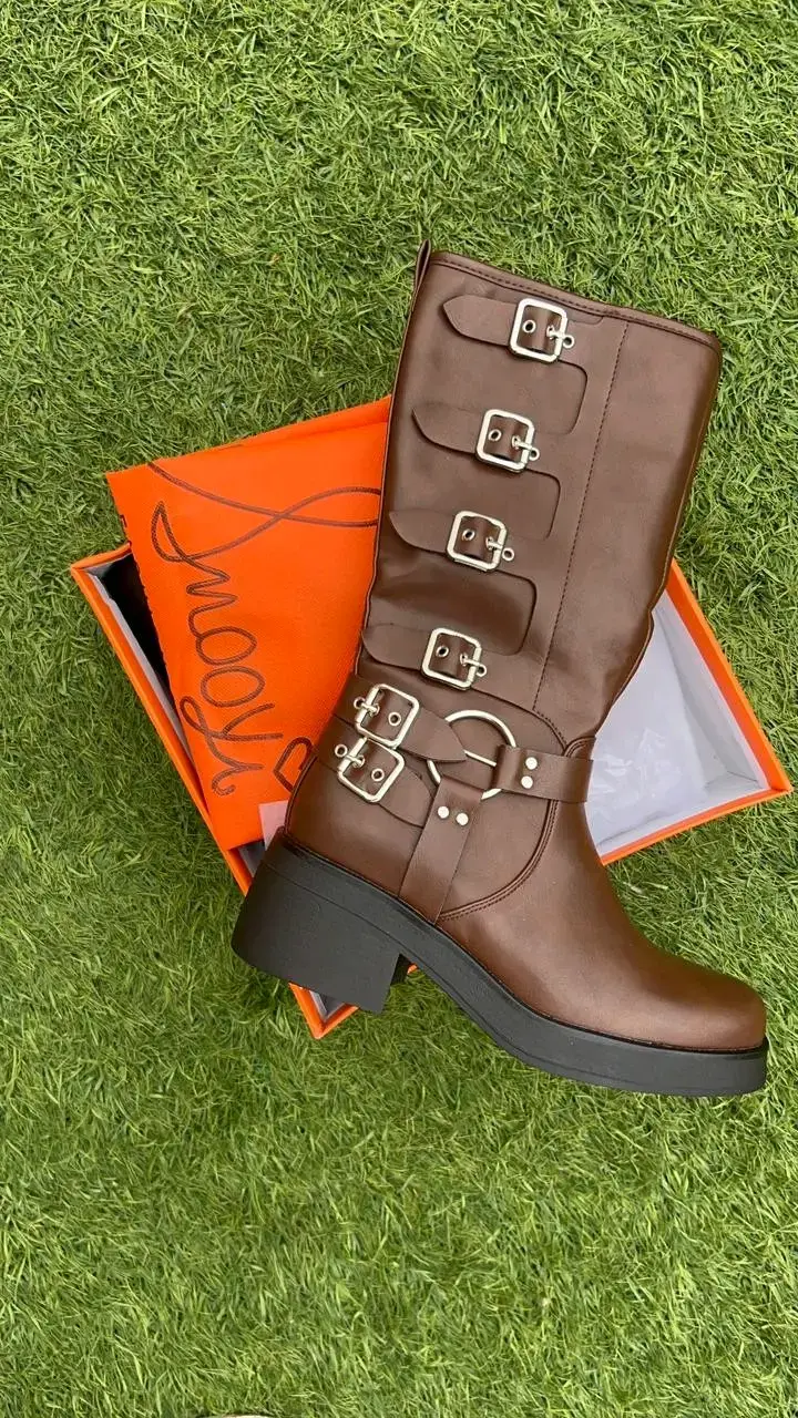 Botas negras y marrones con hebillas y tachas - 1