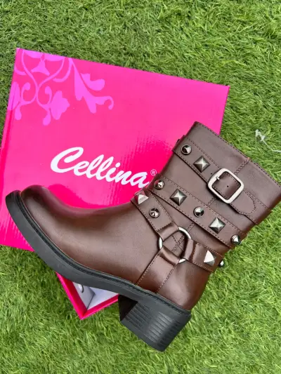 Botas negras y marrones con hebillas y tachas - miniatura 2