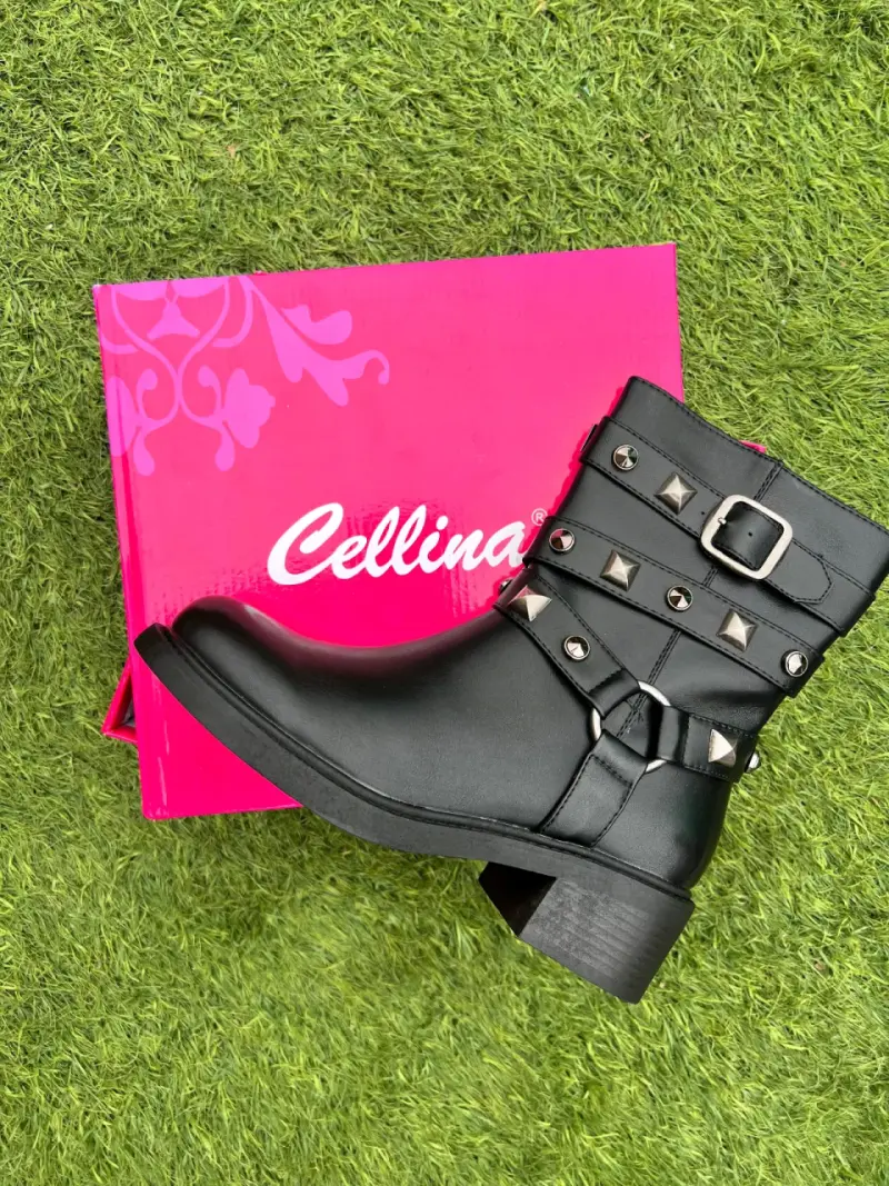 Botas negras y marrones con hebillas y tachas - 3