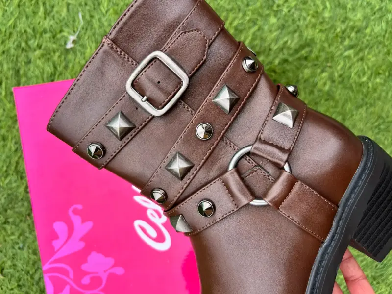 Botas negras y marrones con hebillas y tachas - 4
