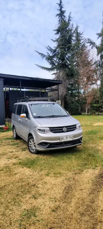 Minivan plateada en buen estado - miniatura 1