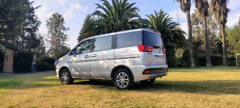 Minivan plateada en buen estado - 2