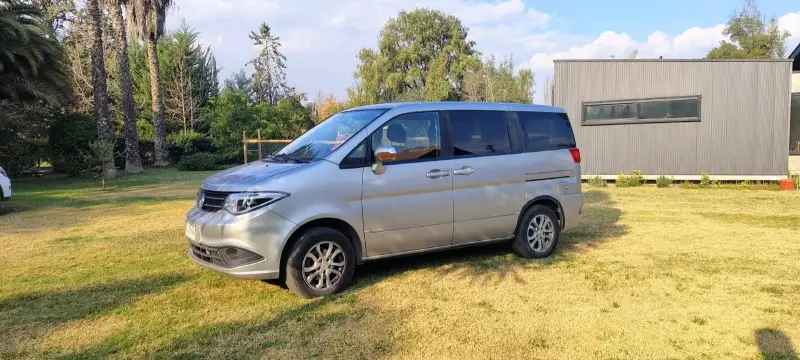 Minivan plateada en buen estado - 3