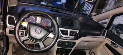 Minivan plateada en buen estado - miniatura 4
