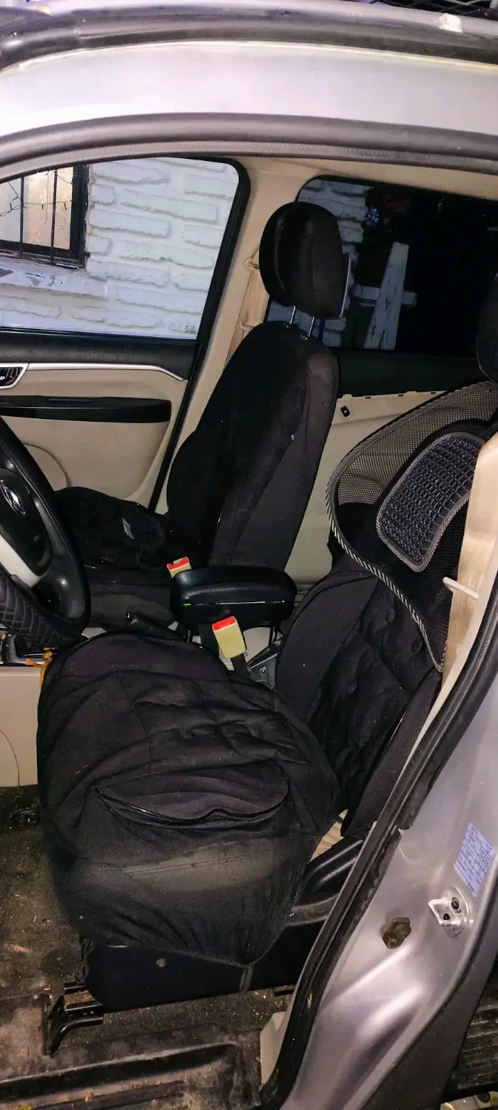 Minivan plateada en buen estado - 5