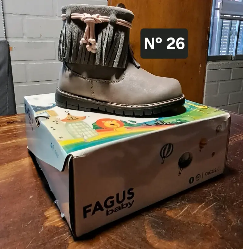 Botas de niña Fagus Baby con flecos