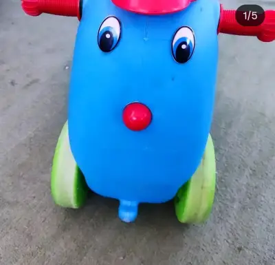 Juguete montable infantil azul con ruedas - miniatura 3
