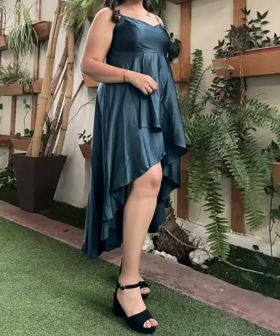 Vestido asimétrico verde esmeralda para mujer - miniatura 1