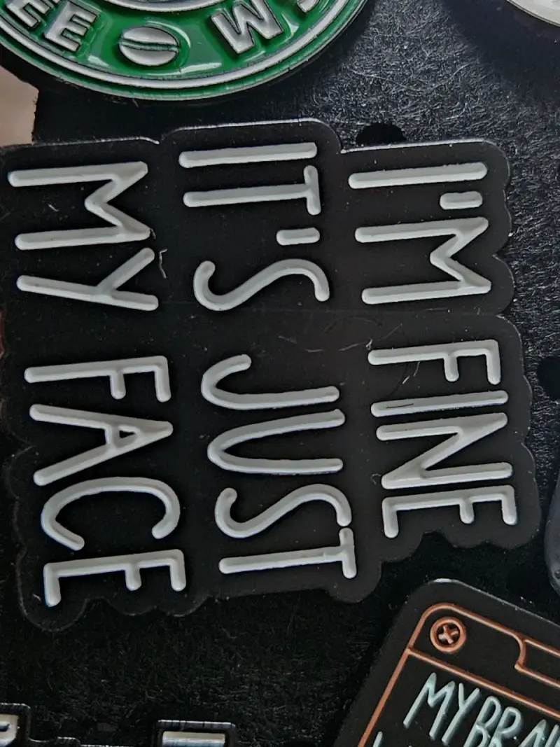 Set de 5 pines decorativos con frases divertidas - 2