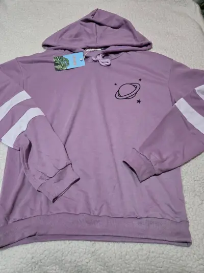 Polerón morado con capucha y diseño de planeta - miniatura 1