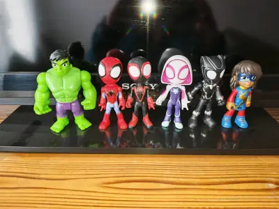 Set de figuras de acción de superhéroes - miniatura 1