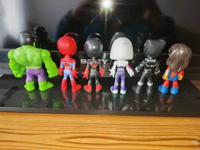 Set de figuras de acción de superhéroes - miniatura 2