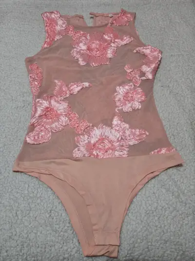 Body de encaje floral en varios colores - miniatura 1