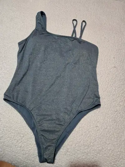 Body de mujer con diseño moderno y elegante - miniatura 1