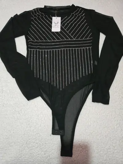 Body de mujer con diseño moderno y elegante - miniatura 2
