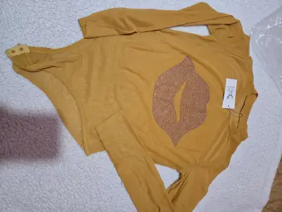Body de manga larga con diseño de labios y ángeles - miniatura 1