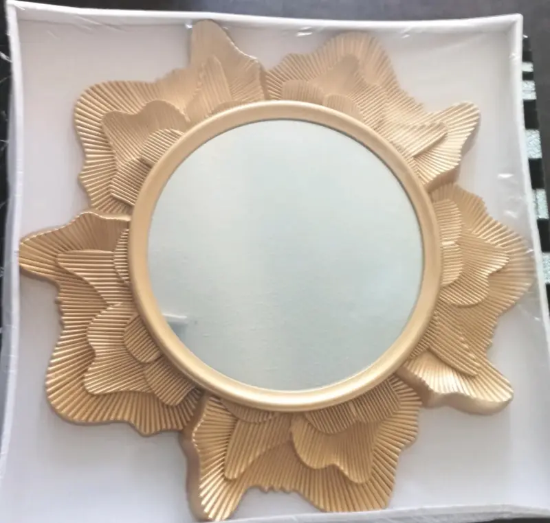 Espejo decorativo dorado con diseño