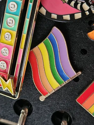 Set de 5 pines LGBTQ+ con diseños coloridos - miniatura 1