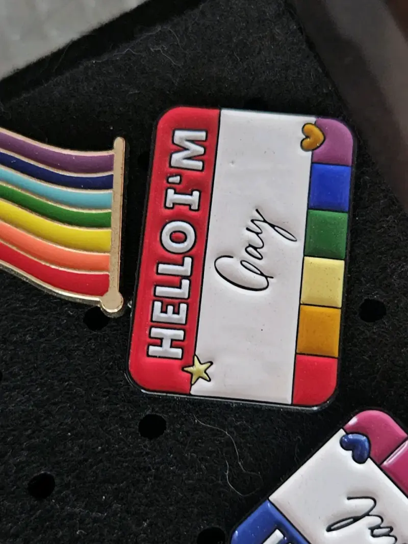 Set de 5 pines LGBTQ+ con diseños coloridos - 4