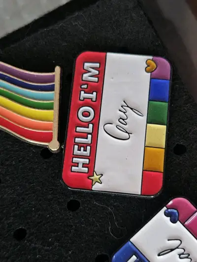 Set de 5 pines LGBTQ+ con diseños coloridos - miniatura 4
