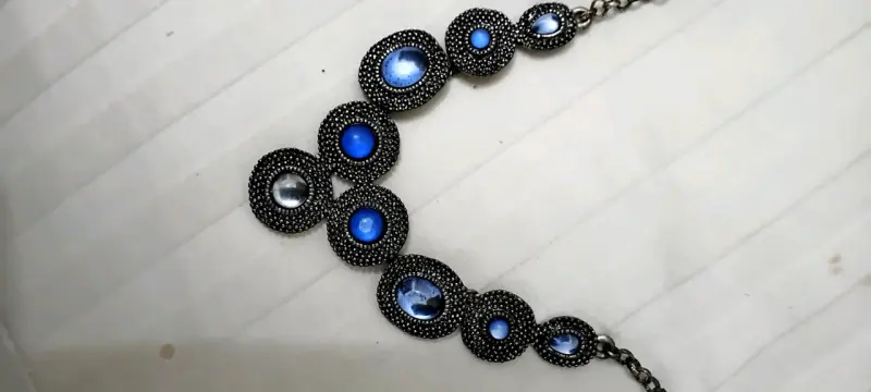 Collar elegante con piedras azules y negras - 1
