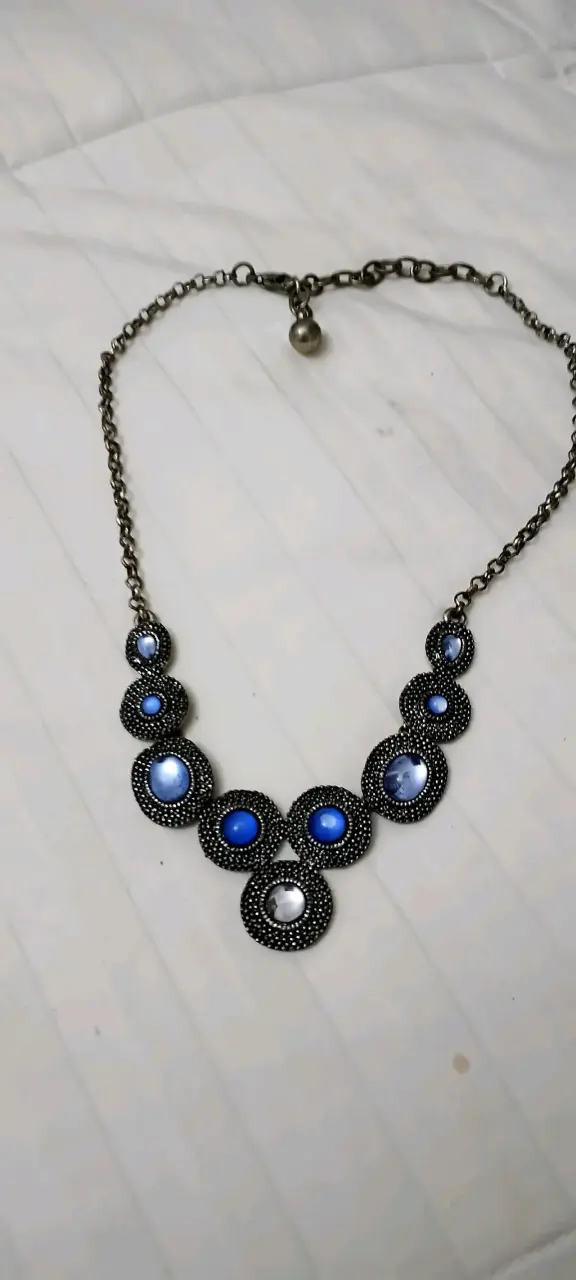 Collar elegante con piedras azules y negras - 2