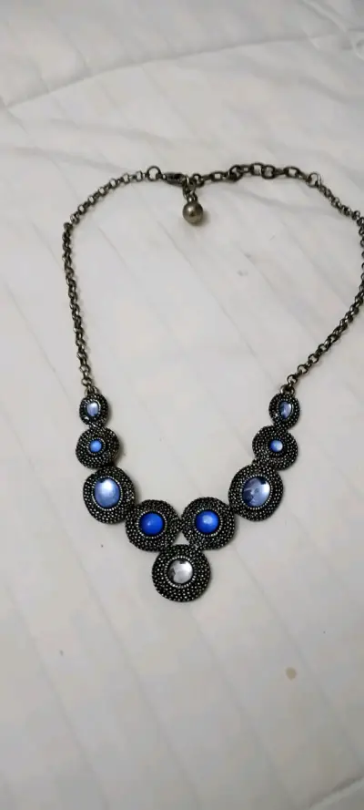 Collar elegante con piedras azules y negras - miniatura 2