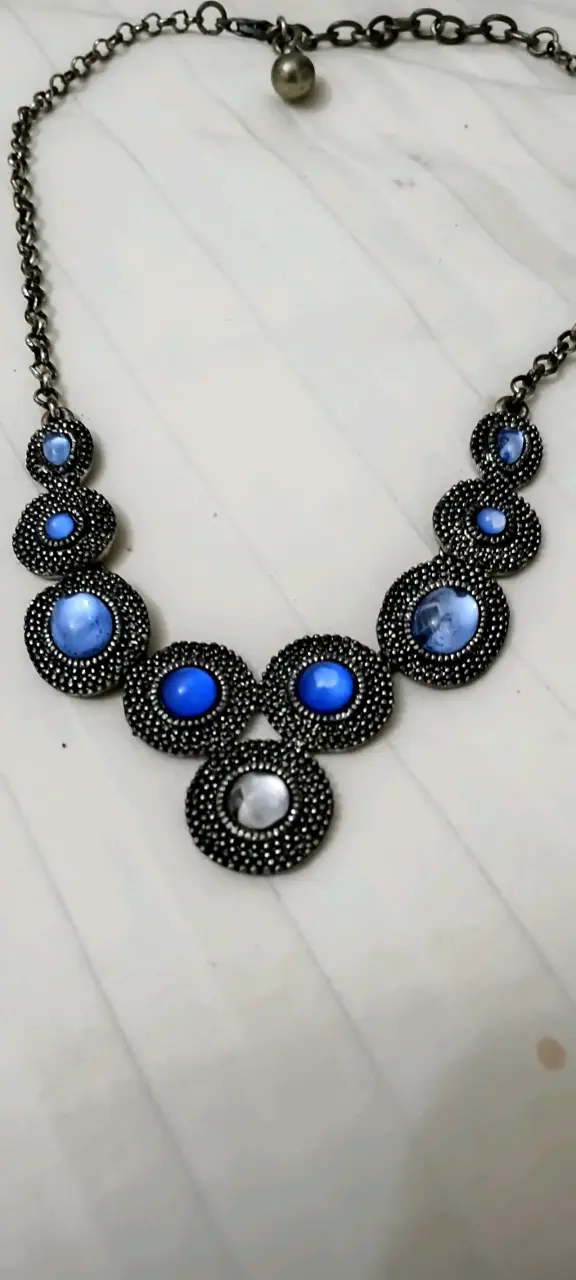Collar elegante con piedras azules y negras - 3