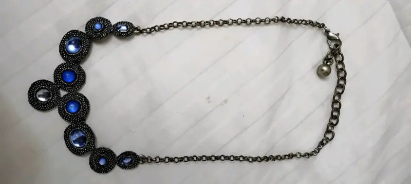 Collar elegante con piedras azules y negras - 5
