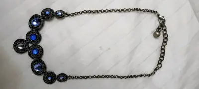 Collar elegante con piedras azules y negras - miniatura 5
