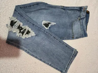 Jeans de mezclilla con diseño desgastado para mujer - miniatura 1
