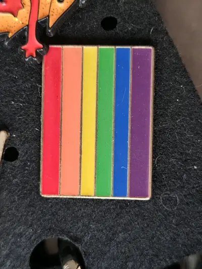 Set de 4 pines con banderas de orgullo LGBTQ+ - miniatura 1