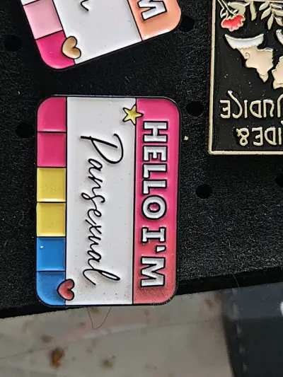 Set de 4 pines con banderas de orgullo LGBTQ+ - miniatura 2