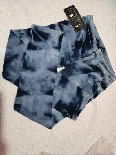 Jeans de mezclilla con diseño tie-dye para mujer - miniatura 4