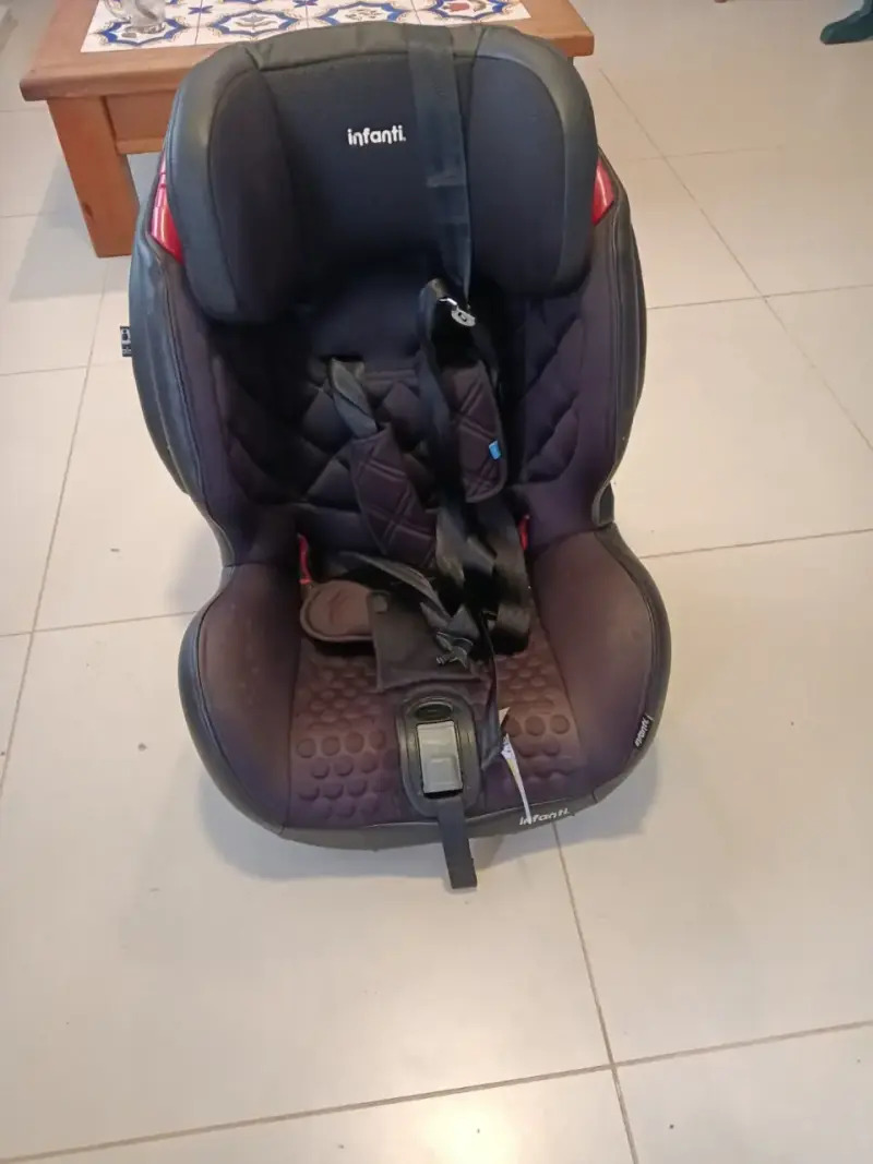 Silla de Auto Infanti Negra con Protección Lateral - 1