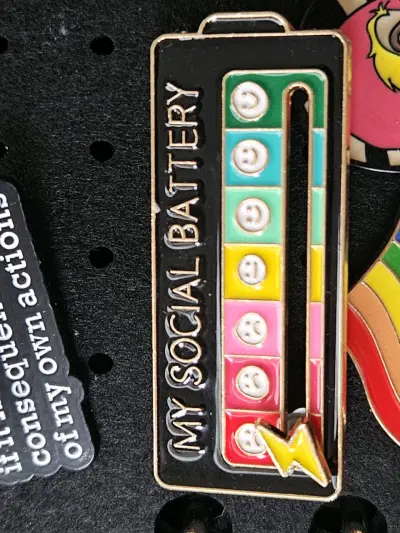 Pin de batería social colorido - miniatura 1