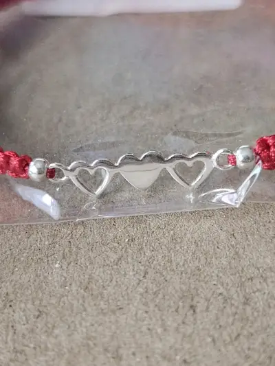 Pulsera de hilo rojo con corazones de plata - miniatura 1
