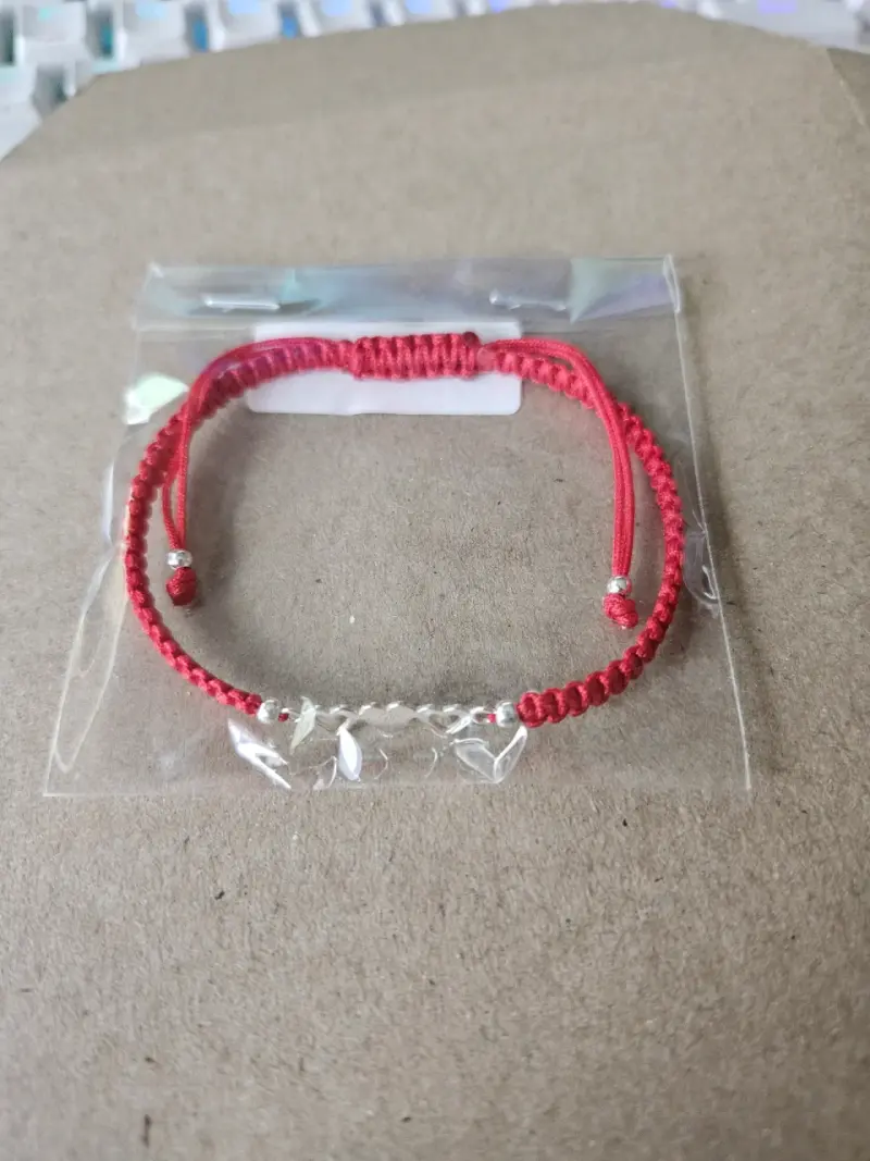 Pulsera de hilo rojo con corazones de plata - 2