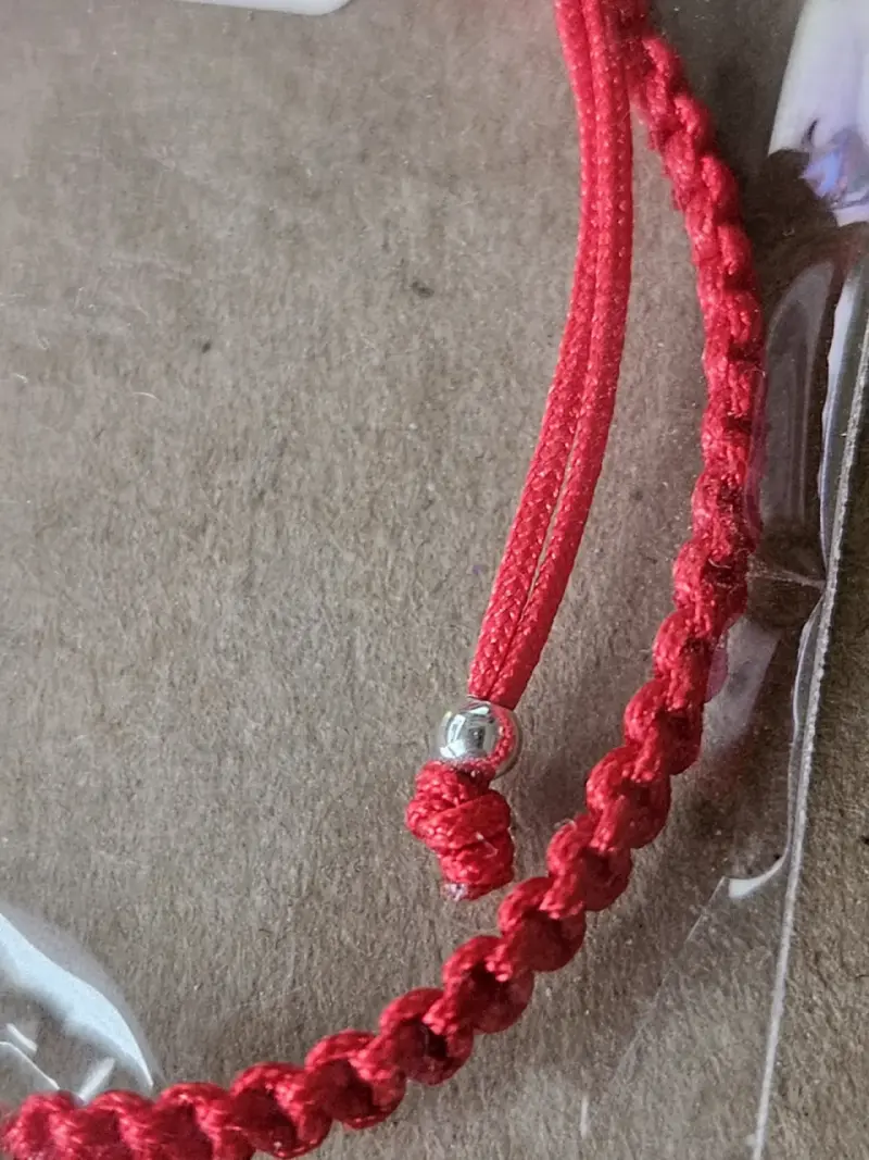 Pulsera de hilo rojo con corazones de plata - 3