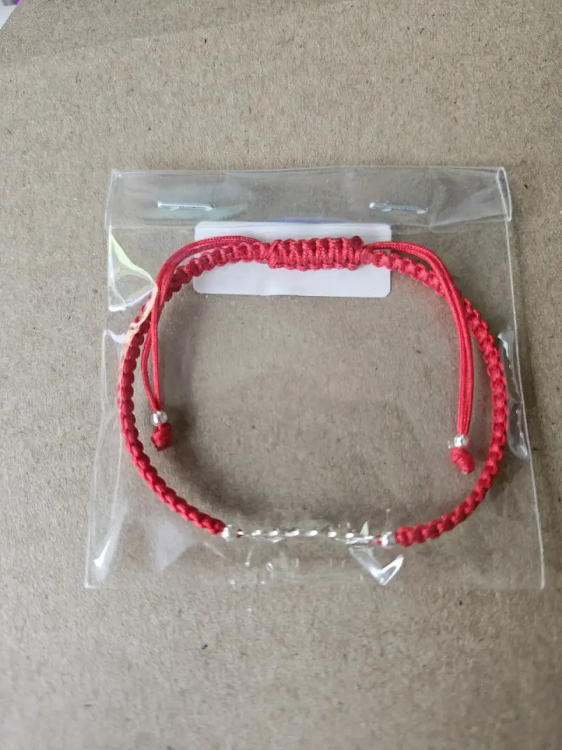 Pulsera de hilo rojo con corazones de plata - 4