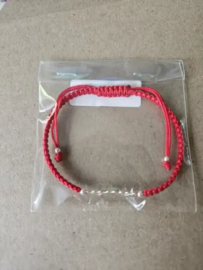 Pulsera de hilo rojo con corazones de plata - miniatura 4